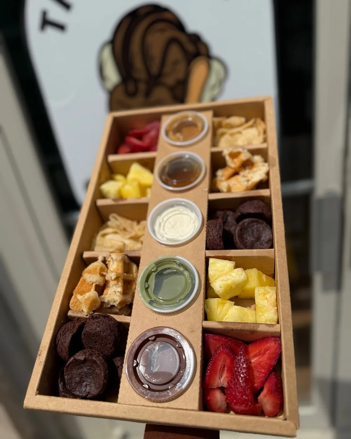 Shareable dipping box